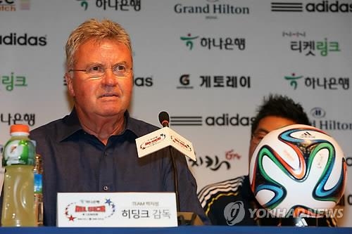 Ex-S. Korean coach Hiddink hopes football can heal wounds of ferry accident - 2