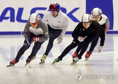 South Korean short track speed skaters train at Makomanai Indoor Skating Rink in Sapporo, Japan, ahead of the Asian Winter Games on Feb. 18, 2017. (Yonhap)