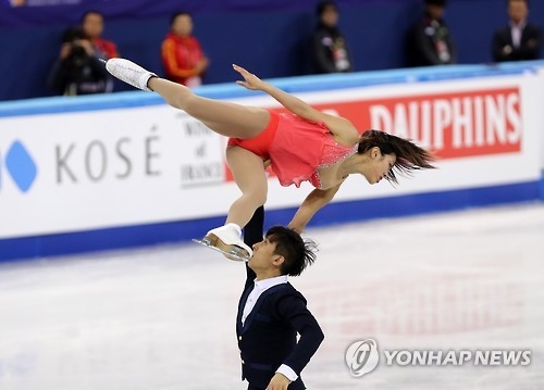 China's Han Cong lifts Sui Wenjing during their pairs skating free program at the ISU Four Continents Figure Skating Championships in Gangneung, Gangwon Province, on Feb. 18, 2017. (Yonhap)