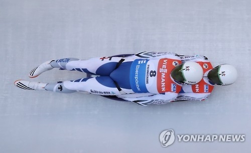 South Korea's Park Jin-yong (L) and Cho Jung-myung compete in men's doubles luge at the FIL Luge World Cup in PyeongChang, Gangwon Province, on Feb. 18, 2017. (Yonhap)