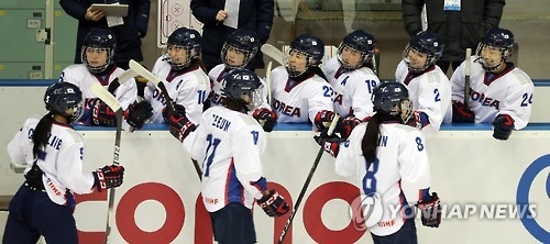 South Korean women's hockey players celebrate a goal during their 20-0 win over Thailand at the Asian Winter Games at Tsukisamu Gymnasium in Sapporo, Japan, on Feb. 18, 2017. (Yonhap)