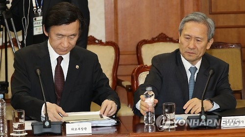 Foreign Minister Yun Byung-se (L) and Kim Kwan-jin, chief of South Korea's National Security Office. (Yonhap file photo)