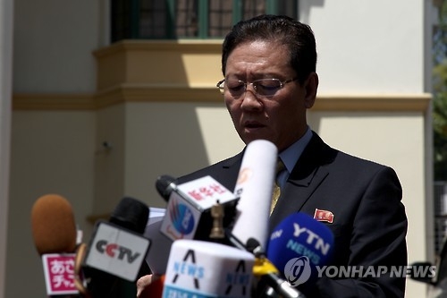 North Korean Ambassador to Malaysia Kang Chol holds a news conference on the Feb. 13, 2017 assassination of Kim Jong-nam in front of the North Korean Embassy in Kuala Lumpur on Feb. 20, criticizing the outcomes of a Malaysian probe into the case as a fraud against the North. (Yonhap)