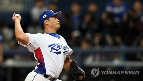 South Korean reliever Oh Seung-hwan throws a pitch against Israel at the World Baseball Classic (WBC) at Gocheok Sky Dome in Seoul on March 6, 2017. (Yonhap)