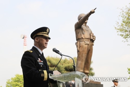 Lt. Gen. Thomas S. Vandal, the commanding general of the 8th Army, delivers a speech at the Gen. Walker Monument Transition Ceremony held at the Yongsan base in Seoul on April 25, 2017. (Yonhap)