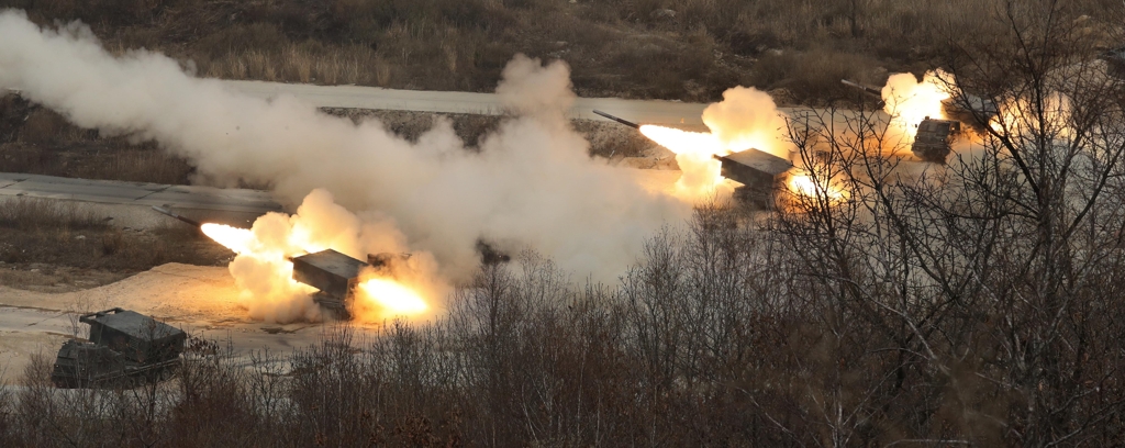 U.S. M270 Multiple Launch Rocket Systems launch a series of artillery rockets in a live-fire exercise in Pocheon, Gyeonggi Province, on April 26, 2017. (Yonhap)