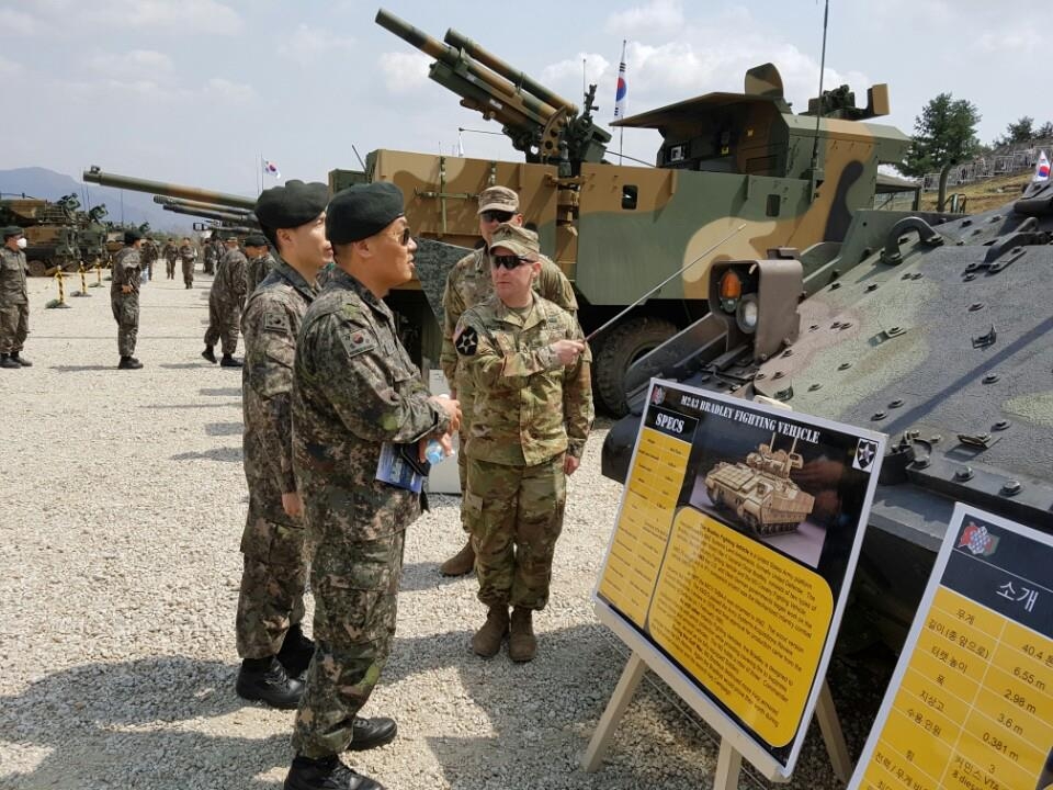 A U.S. soldier briefs South Korean Army officers on the specs of the M2A3 Bradley Fighting Vehicle.(Yonhap)