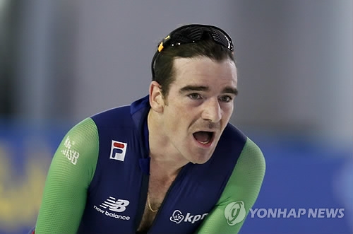 In this EPA file photo taken on Nov. 22, 2014, Bob de Jong of the Netherlands reacts after winning the men's 10,000m at the International Skating Union World Cup Speed Skating at Taereung International Ice Rink in Seoul. De Jong has been named an assistant coach for the South Korean national speed skating team. (Yonhap)