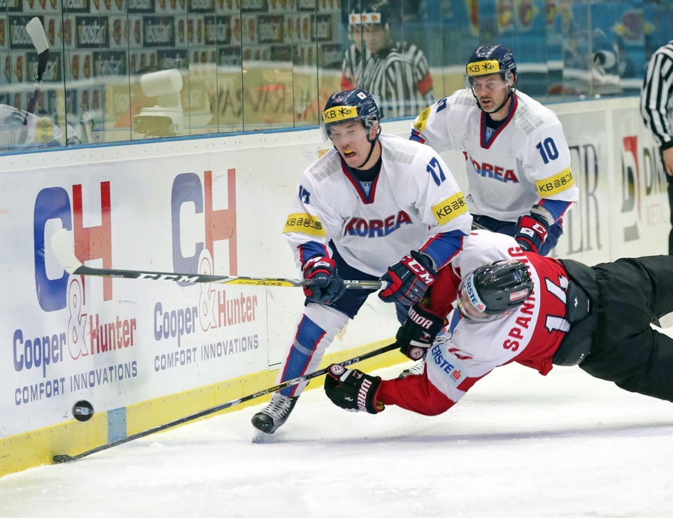 In this photo provided by Hockey Photo, South Korean forward Shin Sang-hoon (L) takes a hit from Patrick Spannring of Austria at the International Ice Hockey Federation World Championship Division I Group A at the Palace of Sports in Kiev, Ukraine, on April 27, 2017. (Yonhap)