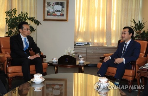 South Korea's nuke envoy Lee Do-hoon (R) speaks with his Japanese counterpart Kenji Kanasugi in bilateral talks in Seoul on Oct. 19, 2017. (Yonhap) 
