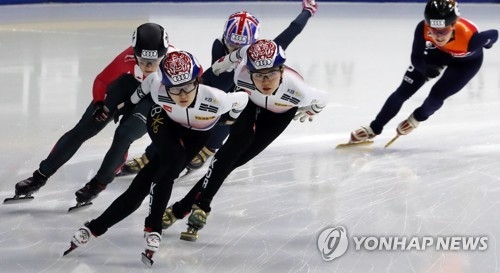 Choi Min-jeong of South Korea (front) competes in the women's 1,000-meter final at the International Skating Union (ISU) World Cup Short Track Speed Skating at Mokdong Ice Rink in Seoul on Nov. 19, 2017. (Yonhap)