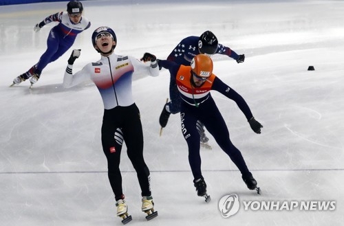 Lim Hyo-jun of South Korea (L) celebrates after anchoring his team to a gold medal in the 5,000 meter relay at the International Skating Union World Cup Short Track Speed Skating at Mokdong Ice Rink in Seoul on Nov. 19, 2017. (Yonhap)
