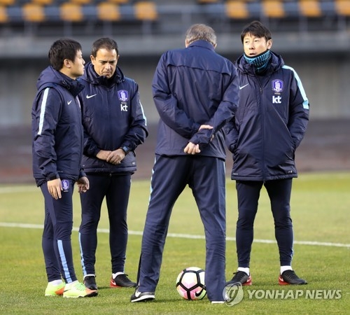 South Korea national football team head coach Shin Tae-yong (R) speaks with his coaching staff during the team training at Ulsan Stadium in Ulsan on Nov. 27, 2017. (Yonhap)
