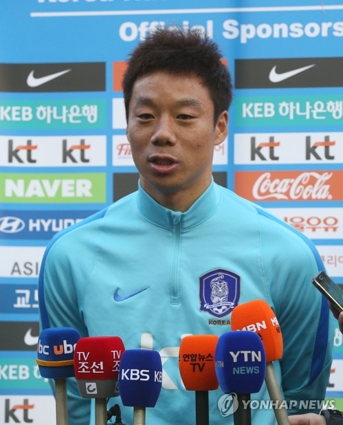 South Korea national football team midfielder Yeom Ki-hun speaks to reporters ahead of team training at Ulsan Stadium in Ulsan on Nov. 27, 2017. (Yonhap)