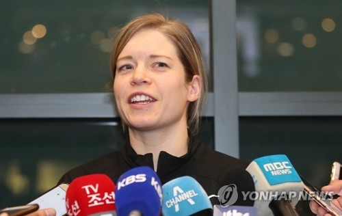 South Korea women's hockey head coach Sarah Murray speaks to reporters at Incheon International Airport on Jan. 16, 2018. (Yonhap)