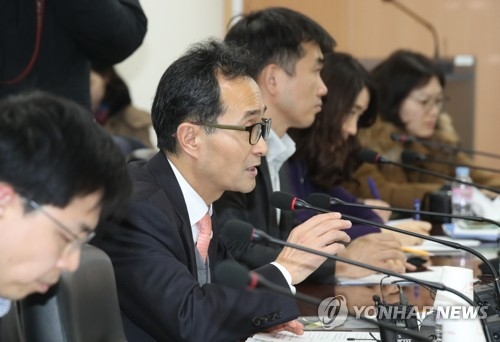 Park Won-ju, a senior official in charge of energy policy at the Ministry of Trade, Industry and Energy, speaks during a meeting with Korean solar panel makers in Seoul on Jan. 24, 2018. (Yonhap)