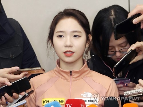 South Korean figure skater Choi Da-bin speaks to reporters at Incheon International Airport on Jan. 28, 2018, after returning from the International Skating Union Four Continents Figure Skating Championships in Taiwan. (Yonhap)
