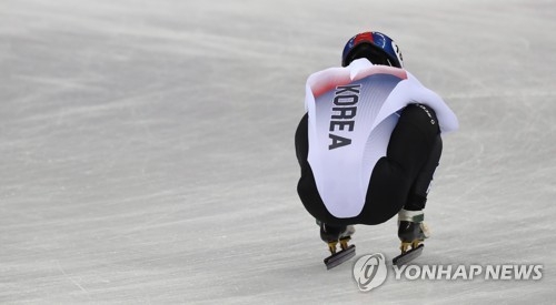 South Korean short tracker Lim Hyo-jun kneels on the rink after failing to win a medal in the men's 5,000 meter relay of the PyeongChang Winter Olympics at the Gangneung Ice Arena, located in Gangneung, around 240 kilometers east of Seoul, on Feb. 22, 2018. (Yonhap)