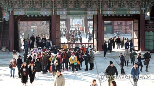 Gyeongbok Palace, the main royal palace of the Joseon Dynasty in downtown Seoul, is crowded with tourists on Jan. 6, 2018. (Yonhap)