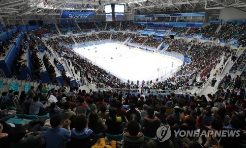 South Korean spectators watch the PyeongChang Winter Paralympics men's ice hockey semifinal game between South Korea and Canada at Gangneung Hockey Centre in Gangneung, Gangwon Province, on March 15, 2018. (Yonhap) 