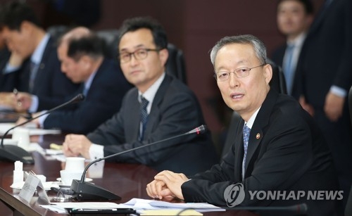 Paik Un-gyu, minister of trade, industry and energy, speaks during a working group meeting tasked with drawing up the basic energy plan in Seoul on March 19, 2018, in this photo provided by the ministry. (Yonhap)