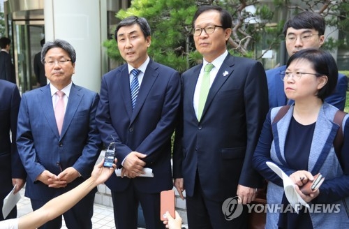From L to R, incumbent and former lawmakers Kang Gi-jung, Lee Jong-kul, Moon Byeong-ho and Kim Hyun speak to reporters at the Seoul High Court on July 6, 2017, after they were found not guilty by the appellate court of suspected illegal confinement of a spy agency official. (Yonhap)