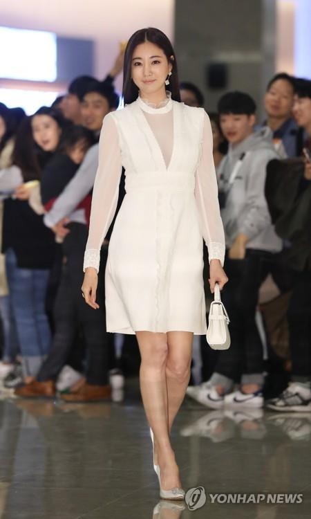 South Korean actress Kim Sa-rang attends an event in Seoul on Oct. 27, 2017, to promote 2017 Breast Cancer Campaign "Love Your W," organized by the Korean edition of the U.S. fashion magazine "W." (Yonhap) 