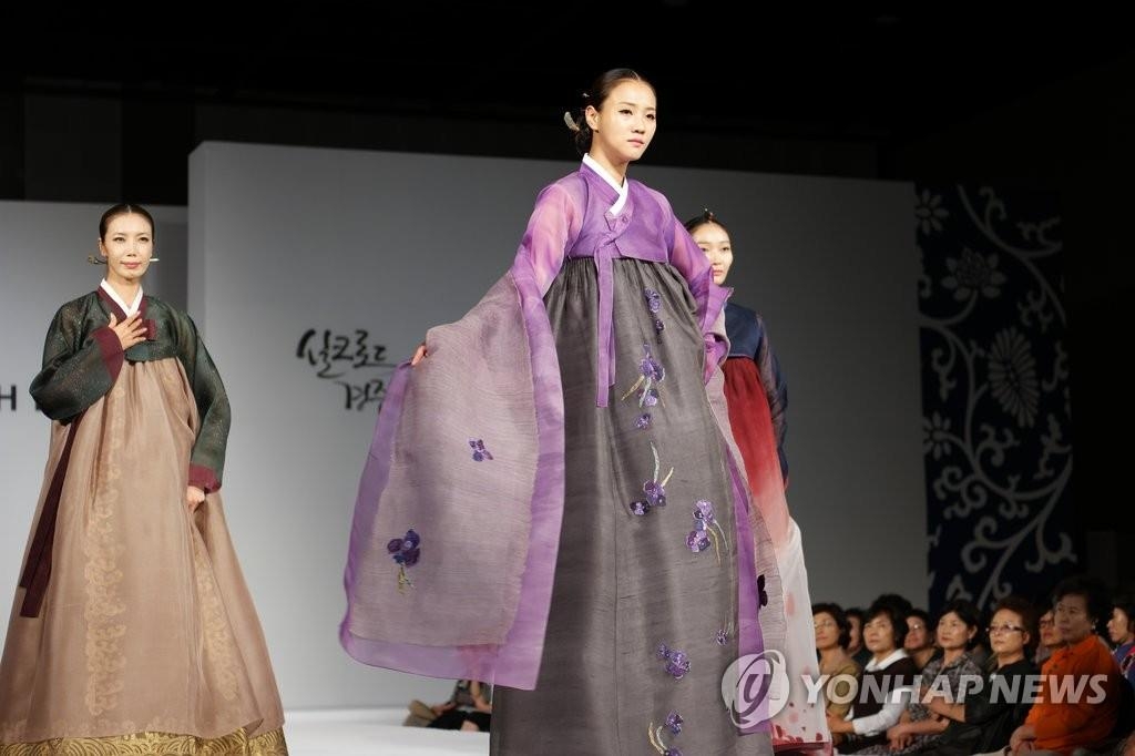 A Lee Young-hee hanbok fashion show takes place in the historic city of Gyeongju on August 26, 2016. (Yonhap)