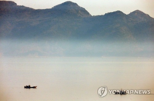 A North Korean military officer and a civilian crossed the tense western sea border into South Korea on a small boat on May 19, 2018. This photo shows North Korean fishing vessels on the Yellow Sea earlier in the day. (Yonhap) 