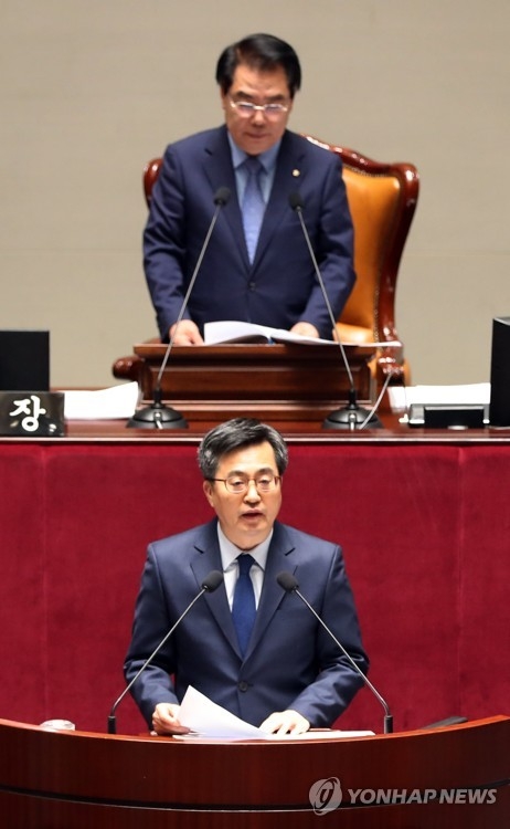 Finance Minister Kim Dong-yeon speaks after the National Assembly passed a 3.83 trillion-won (US$3.54 billion) extra budget bill on May 21, 2018. (Yonhap) 