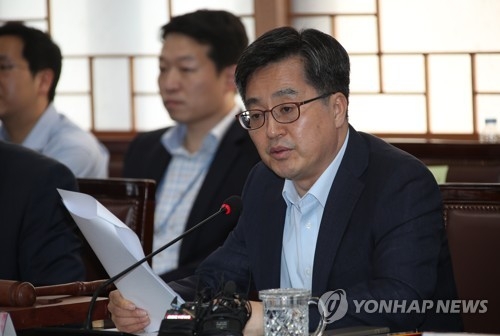 Finance Minister Kim Dong-yeon speaks during a meeting to review state firms' management performance in Seoul, on June 19, 2018. (Yonhap)