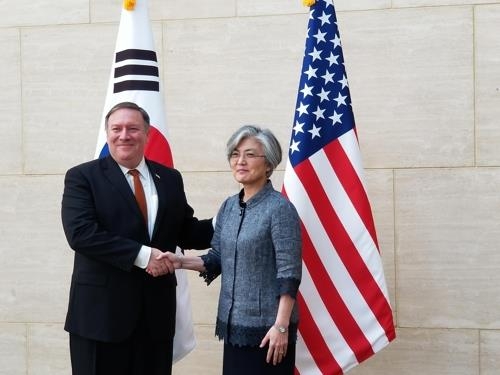 This photo shows South Korean Foreign Minister Kang Kyung-wha (R) and U.S. Secretary of State Mike Pompeo meeting in New York on July 20, 2018. (Yonhap)