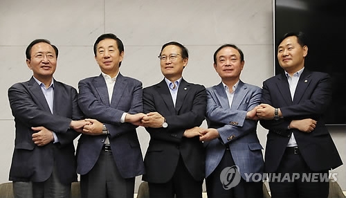 This file photo, taken July 18, 2018, shows the floor leaders of the ruling and opposition parties posing for a photo before their departure for the United States at Incheon International Airport, west of Seoul. (Yonhap)