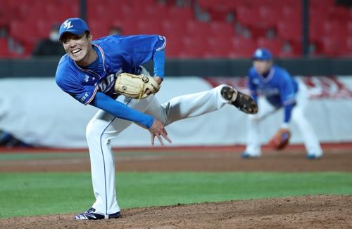 In this file photo from May 10, 2018, Jang Pill-joon of the Samsung Lions throws a pitch against the KT Wiz in the bottom of the ninth inning of a Korea Baseball Organization regular season game at KT Wiz Park in Suwon, 45 kilometers south of Seoul. (Yonhap)