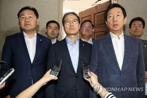 The floor leaders of rival parties meet on Aug. 17, 2018, to discuss key bills to be handled during an extra session in August. (Yonhap)