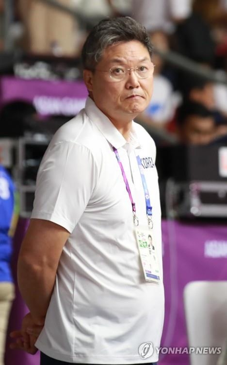 Lee Moon-kyu, head coach of the unified Korean women's basketball team, watches his squad in action against Chinese Taipei in the Group X match of the Asian Games at GBK Basketball Hall in Jakarta on Aug. 17, 2018. (Yonhap)