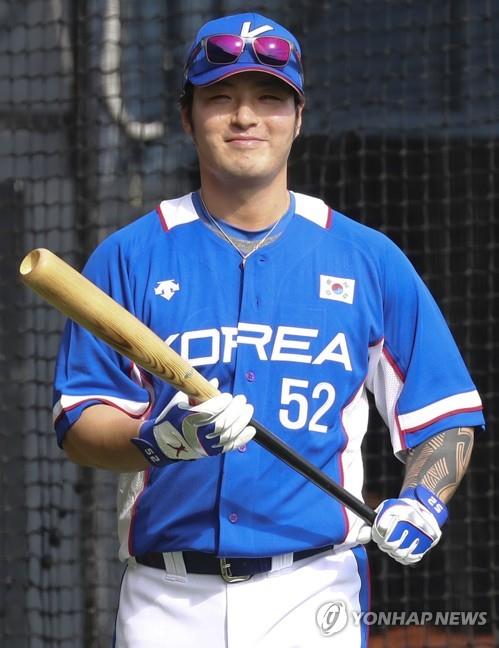 South Korean first baseman Park Byung-ho prepares for batting practice at Jamsil Stadium in Seoul on Aug. 19, 2018, ahead of the 2018 Asian Games in Jakarta. (Yonhap)