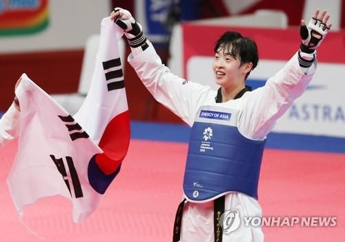 South Korean taekwondo fighter Lee Da-bin celebrates her gold medal in the women's over-67 kilogram division at the 18th Asian Games at Jakarta Convention Center Plenary Hall in Jakarta on Aug. 21, 2018. 