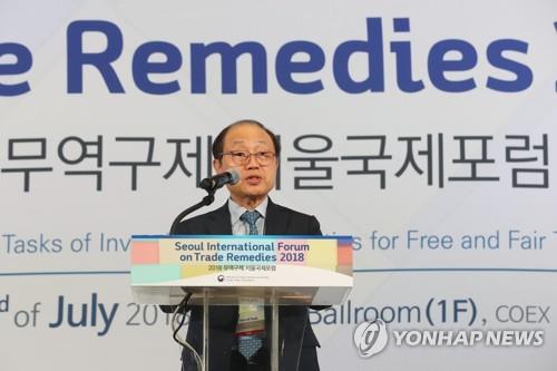 Shin Hi-taek, the chairman of the Korea Trade Commission, speaks during an international trade remedy forum held in Seoul on July 3, 2018. (Yonhap)