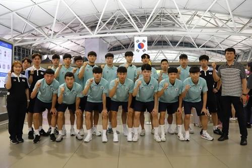 This undated photo provided by the Korea Handball Federation shows members of the South Korean men's under-19 national team at Incheon International Airport before their departure for Jordan for the Asian Men's Youth Handball Championship. (Yonhap)