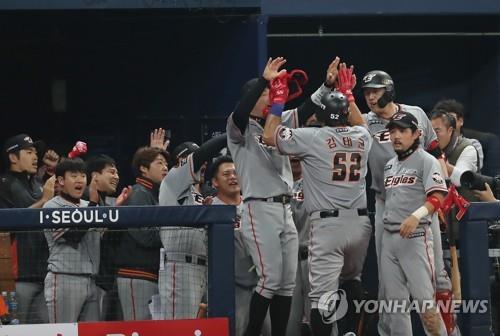 Kim Tae-kyun of the Hanwha Eagles (No. 52) is congratulated by teammates after hitting a go-ahead double against the Nexen Heroes in the top of the ninth inning in Game 3 of the Korea Baseball Organization's first-round postseason series at Gocheok Sky Dome in Seoul on Oct. 22, 2018. (Yonhap)