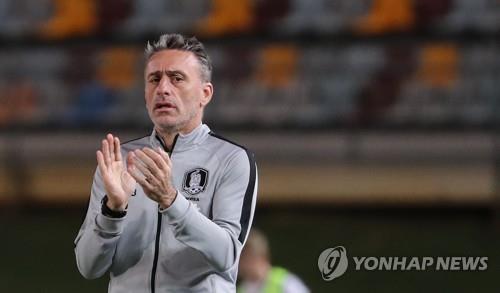 South Korea men's national football head coach Paulo Bento reacts during his team's friendly match against Uzbekistan at Queensland Sport and Athletics Centre in Nathan, Australia, on Nov. 20, 2018. South Korea won the match 4-0. (Yonhap)