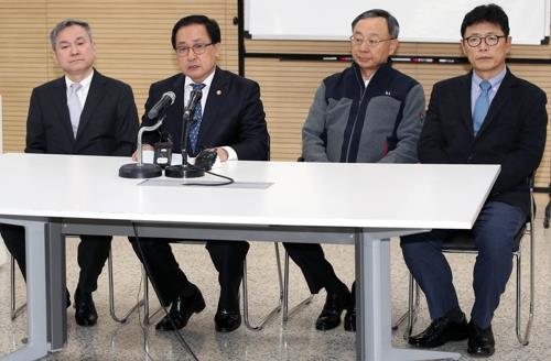 South Korea's ICT Minister Yoo Young-min (2nd from L) talks to reporters on Nov. 26, 2018 after an emergency meeting with heads of two mobile carriers -- KT Corp., LG Uplus Inc. -- and SK Broadband Inc. (Yonhap)