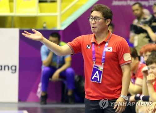 In this file photo from Aug. 22, 2018, South Korean men's handball head coach Cho Young-shin directs his players during a match against Bahrain at the 18th Asian Games at GOR Popki Cibubur in Jakarta. (Yonhap)