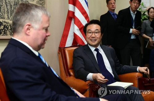 South Korea's top nuclear envoy (R), Lee Do-hoon, talks with his American counterpart, Stephen Biegun, in this file photo. (Yonhap)