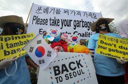 This undated photo, captured from The Philippine Star, shows a civic protest calling for South Korea to bring back the trash. (Yonhap)