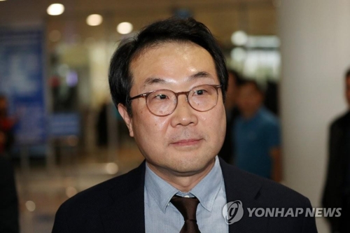 South Korea's top nuclear envoy, Lee Do-hoon, arrives at the Hanoi international airport on Feb. 22, 2019. (Yonhap)
