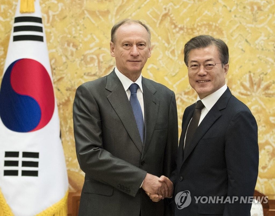 President Moon Jae-in (R) shakes hands with Nikolai Patrushev, secretary of the Security Council of the Russian Federation, in Seoul on Sept. 4, 2017, in this file photo. (Yonhap)