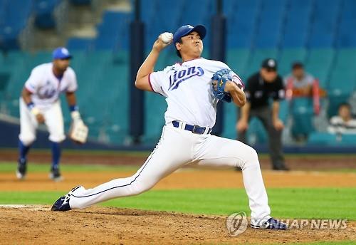 In this file photo from July 5, 2016, An Ji-man, then of the Samsung Lions, throws a pitch against the LG Twins at Samsung Lions Park in Daegu, 300 kilometers southeast of Seoul. (Yonhap)