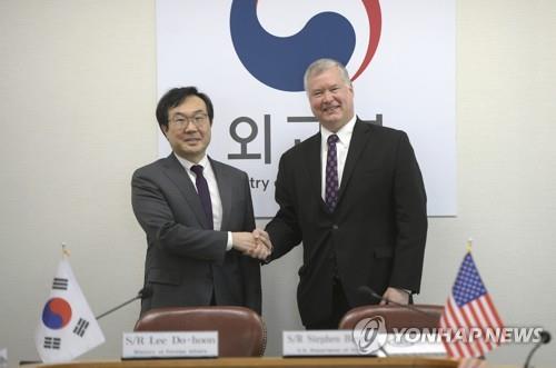 Lee Do-hoon (L), South Korea's special representative for Korean Peninsula peace and security affairs, shakes hands with U.S. Special Representative for North Korea Stephen Biegun in Seoul on May 10, 2019. (Yonhap)